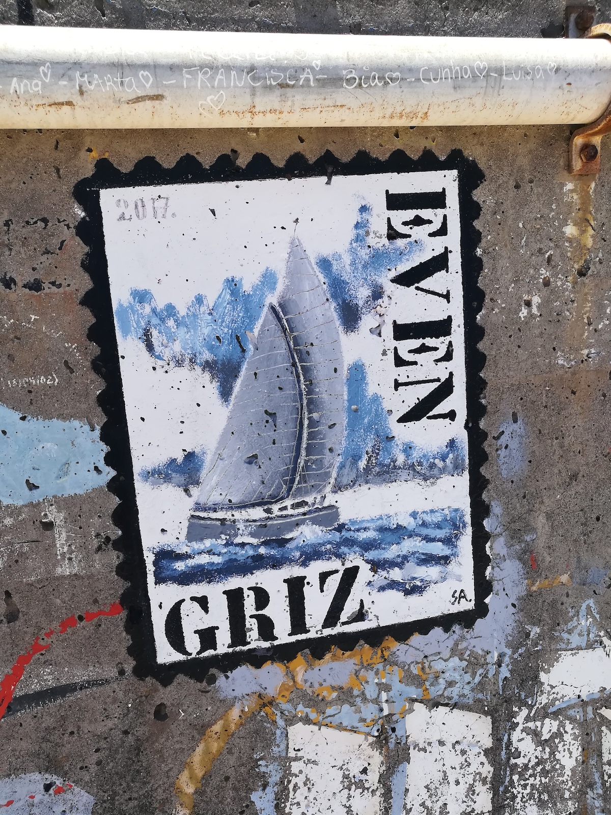 Hafenmole mit traditionellen Bildern 3